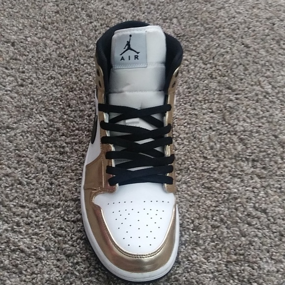 This is the gold metallic jordan 1 se